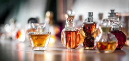 Collection de flacons de parfum élégants, aux formes variées et au liquide ambré, reflétant la richesse des fragrances artisanales.