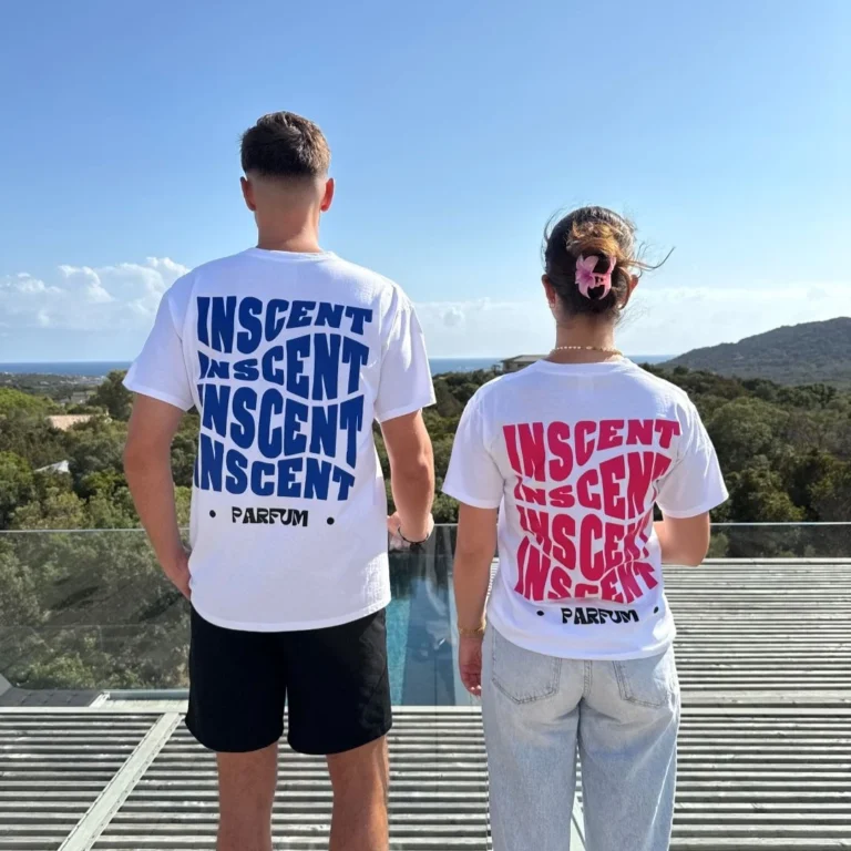 Deux personnes portants les tee-shirts personnalisés INSCENT