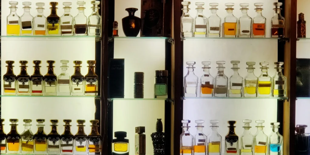 Une multitude de parfums différents sur une étagère