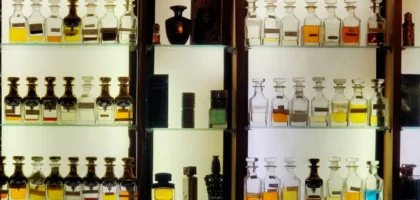 Une multitude de parfums différents sur une étagère