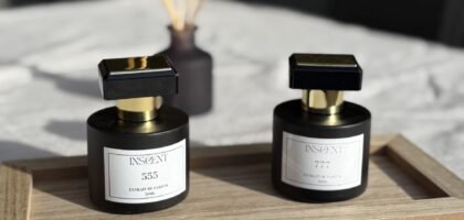 Flacons des parfums INSCENT 555 et INSCENT 777 posés sur un plateau, extraits de parfum artisanaux français.
