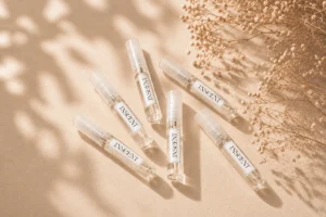 Échantillons de parfum d'intérieur INSCENT en flacon vaporisateur, sur fond beige avec fleurs séchées